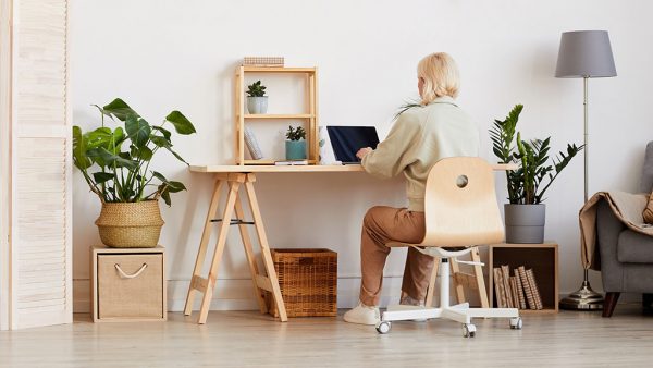 Woman on computer subscribing to content